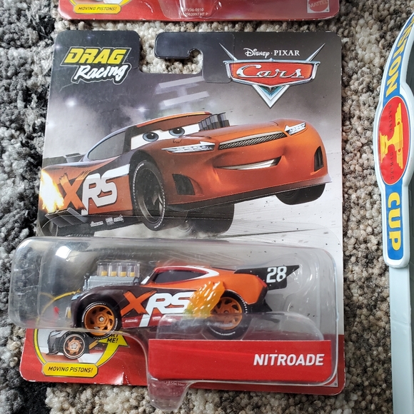 Disney Pixar Cars Piston Cup Garage Playset and 3 Pixar Cars - Picture 3 of 16